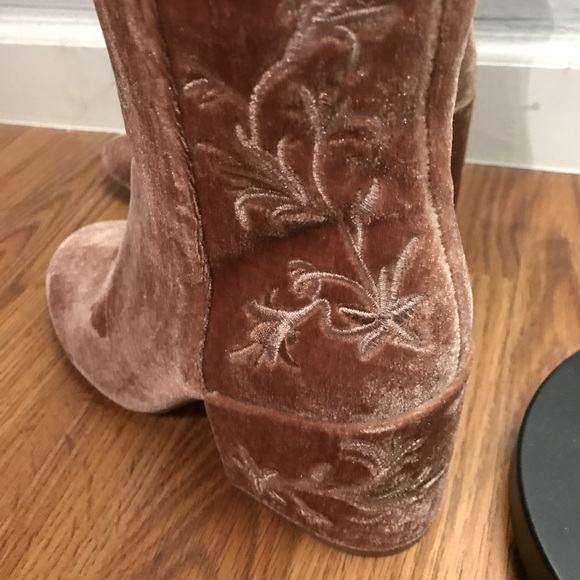 Last chance..NEW Kenneth Cole blush velvet booties - Picture 4 of 7